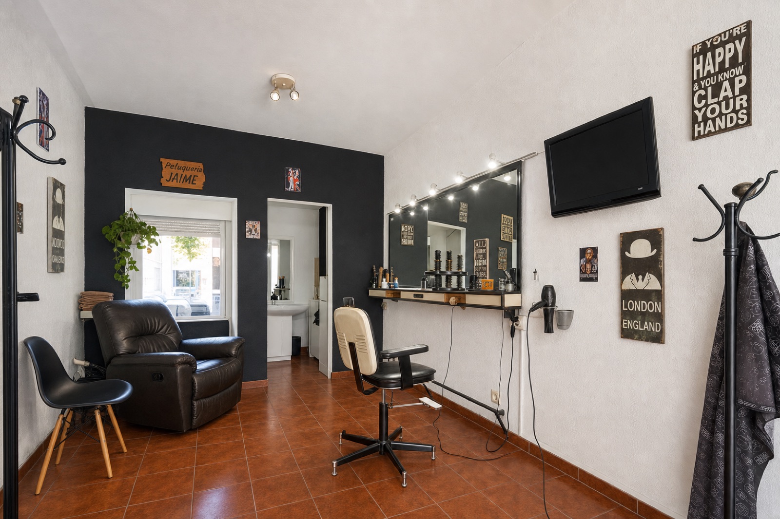 El salón de Jaime Coiffeur: la silla, el espejo y la pared negra